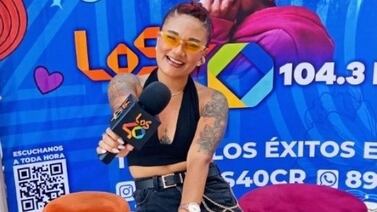 Locutora de Los 40 pide a los oyentes que le digan “pola” por algo que hizo y terminó llorando