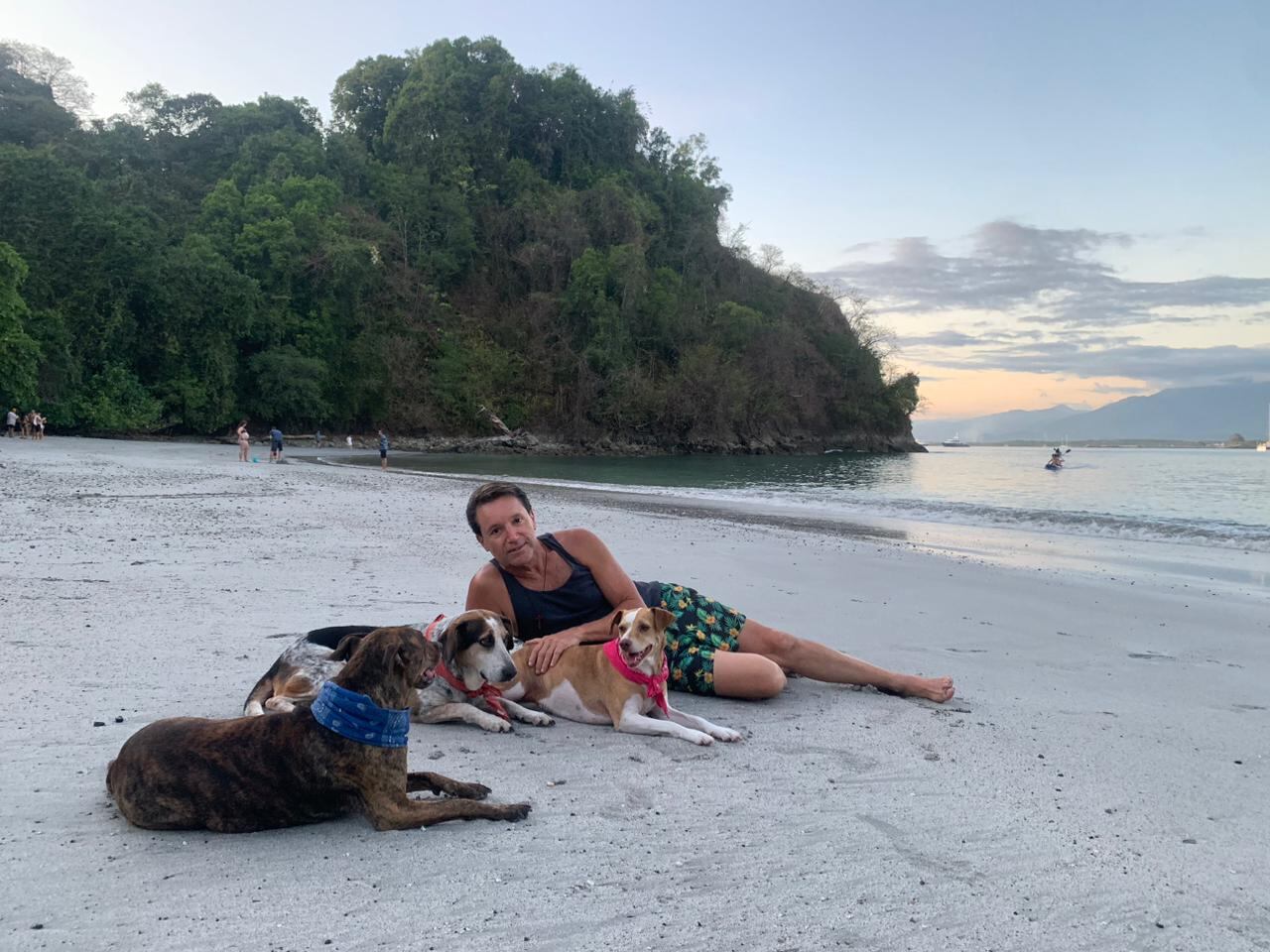 Merry, Maya y Mac, tres perros encontraron hogar una Navidad, en un partido de fútbol y en un parque. Fueron rescatados por Johnny Vargas Vargas y su hijo Josef.
