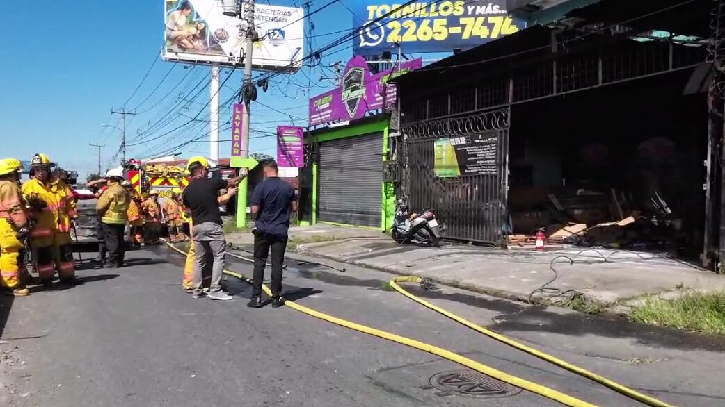 Un incendio en un taller en Hatillo, San José dejó a dos hombres con quemaduras en sus caras, las víctimas tienen edades de 27 años y 49 años. Foto: Cruz Roja