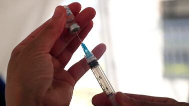 CCSS comenzó a vacunar contra la enfermedad que tiene pegado a medio país, esto tiene que hacer