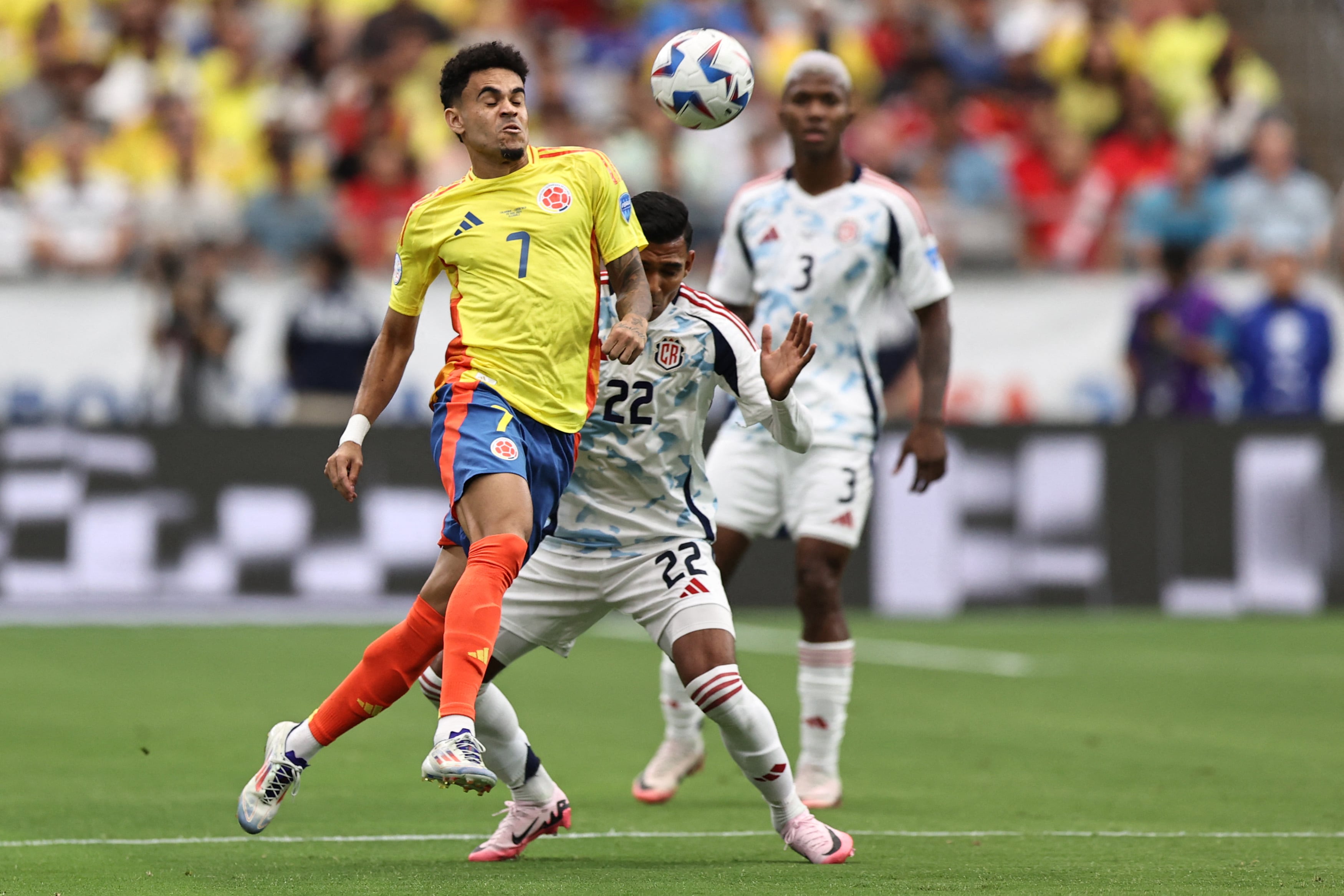 GLENDALE, ARIZONA - JUNE 28: Luis Diaz of Colombia challenges for the ball with Haxzel Quiros of Costa Rica during the CONMEBOL Copa America 2024 Group D match between Colombia and Costa Rica at State Farm Stadium on June 28, 2024 in Glendale, Arizona. Omar Vega/Getty Images/AFP (Photo by Omar Vega / GETTY IMAGES NORTH AMERICA / Getty Images via AFP)