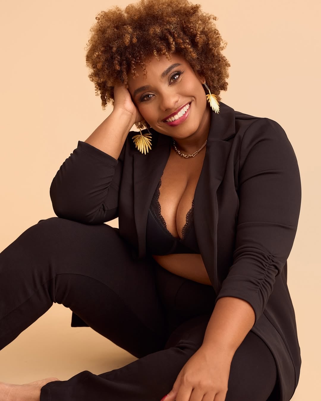 La locutora de Teletica Radio, Rose Davis, se vio obligada a aclarar si contrajo matrimonio recientemente luego de una foto vestida de novia que compartió hace días en redes y que despertó los rumores de que había pasado a la vida seria.