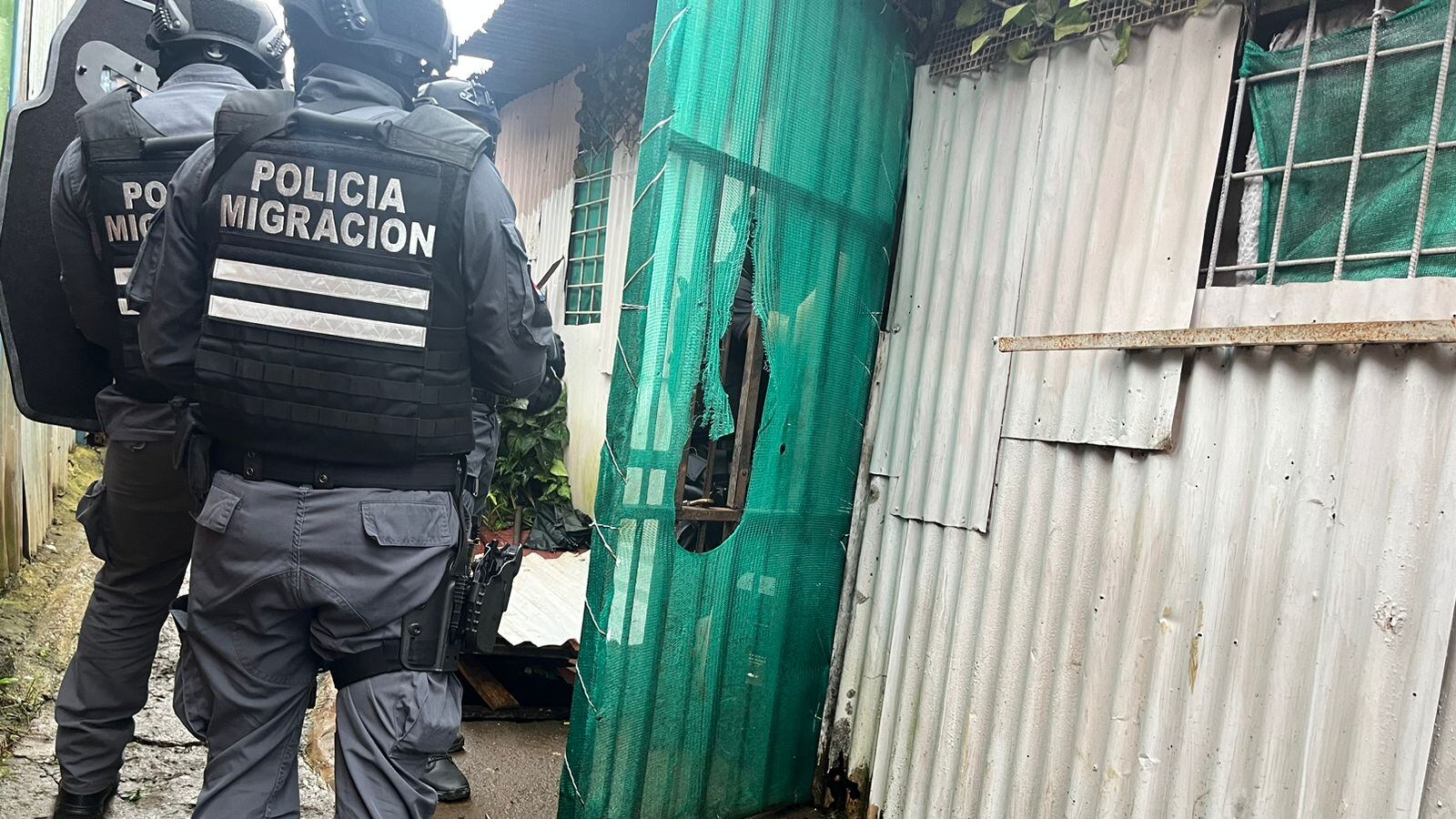 Una mujer de apellidos Salazar Jara y su hija de apellidos Amador Salazar fueron detenidas por ser sospechosas de encarcelar en la casa de ellas a una muchacha y explotar sexualmente, además de amenazarla, golpearla y ni siquiera permitirle hacer sus necesidades fisiológicas. Foto: Policía de Migración