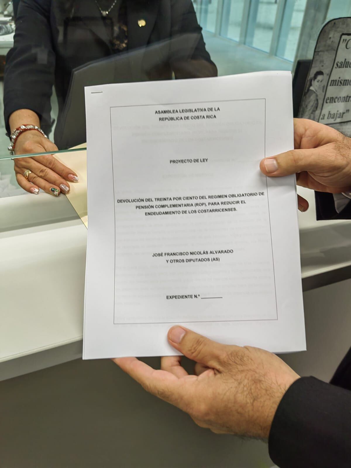 El diputado Francisco Nicolás, del Partido Liberación Nacional, presentó el primer proyecto de ley de este 1 de mayo. Foto Eduardo Vega.