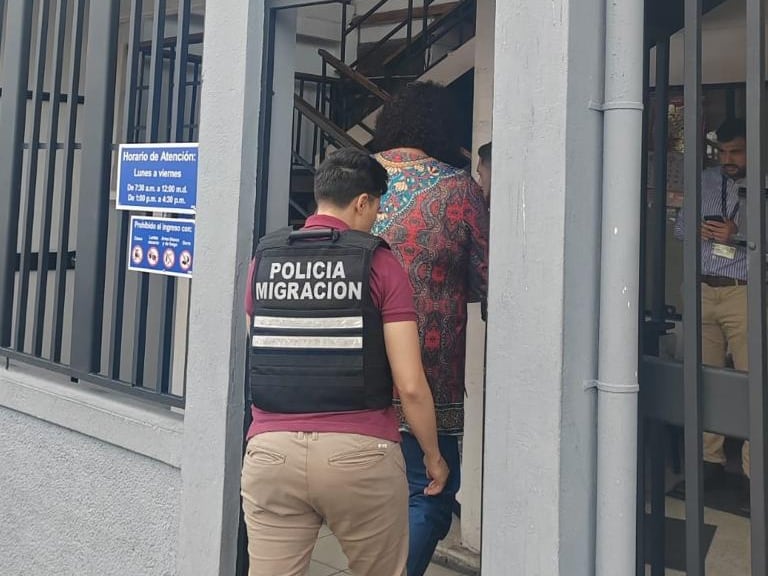 La mujer fue detenida por la Policía Profesional de Migración.