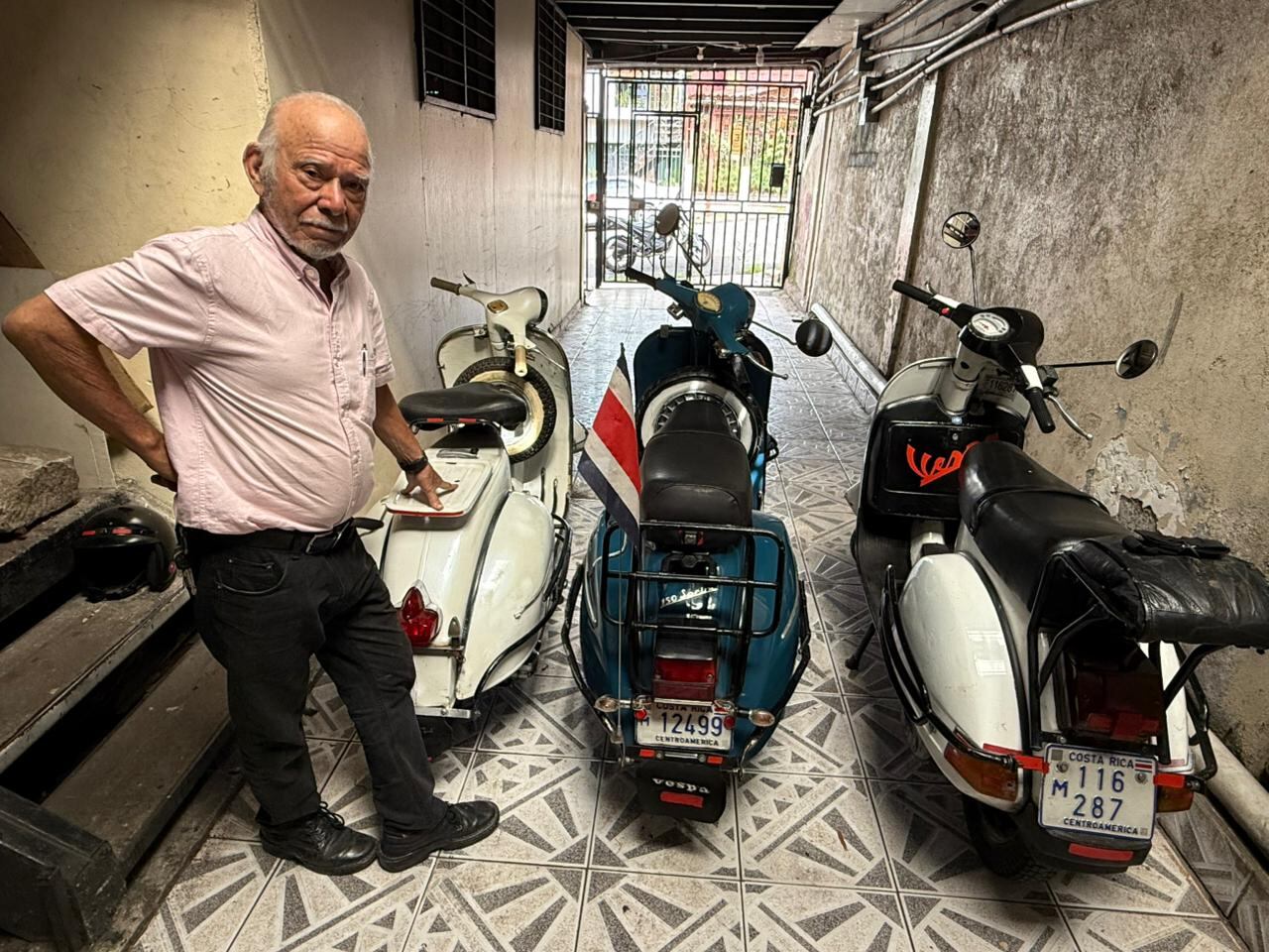 Don Alciony Bonilla se enamoró de las Vespa cuando era un colegial y, casi siete décadas después, asegura que morirá con la misma ilusión con la que se montó por primera vez en una.