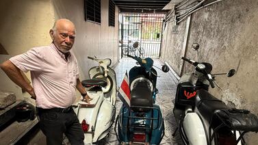 Tiene 84 años y tres motos Vespa lo han llenado de amor desde que tiene 15