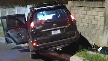 Ladrones desatan el terror al robar tres carros de una familia, pero todo termina en desastre