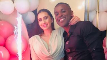 Joel Campbell y Fernanda Mora protagonizaron momento de amor en concierto de Aventura