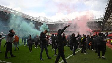 Aficionados del Manchester United hicieron loco en su estadio