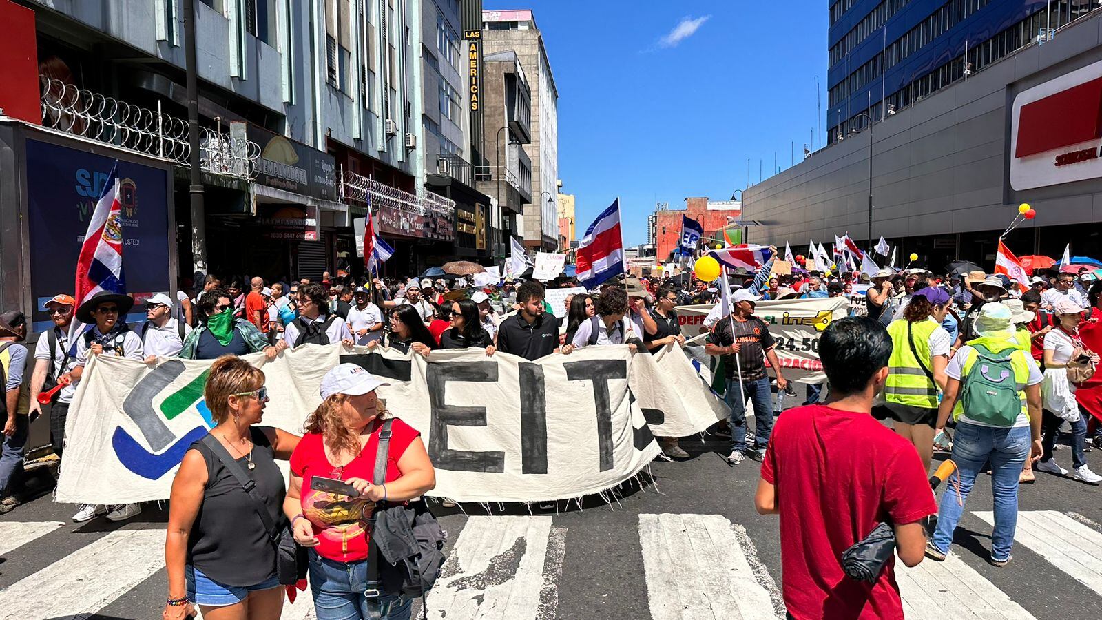 La marcha por la educación afectó el paso por la avenida segunda, la mañana de este miércoles, aunque sí hubo oficiales colaborando con los conductores. Foto: Alonso Tenorio