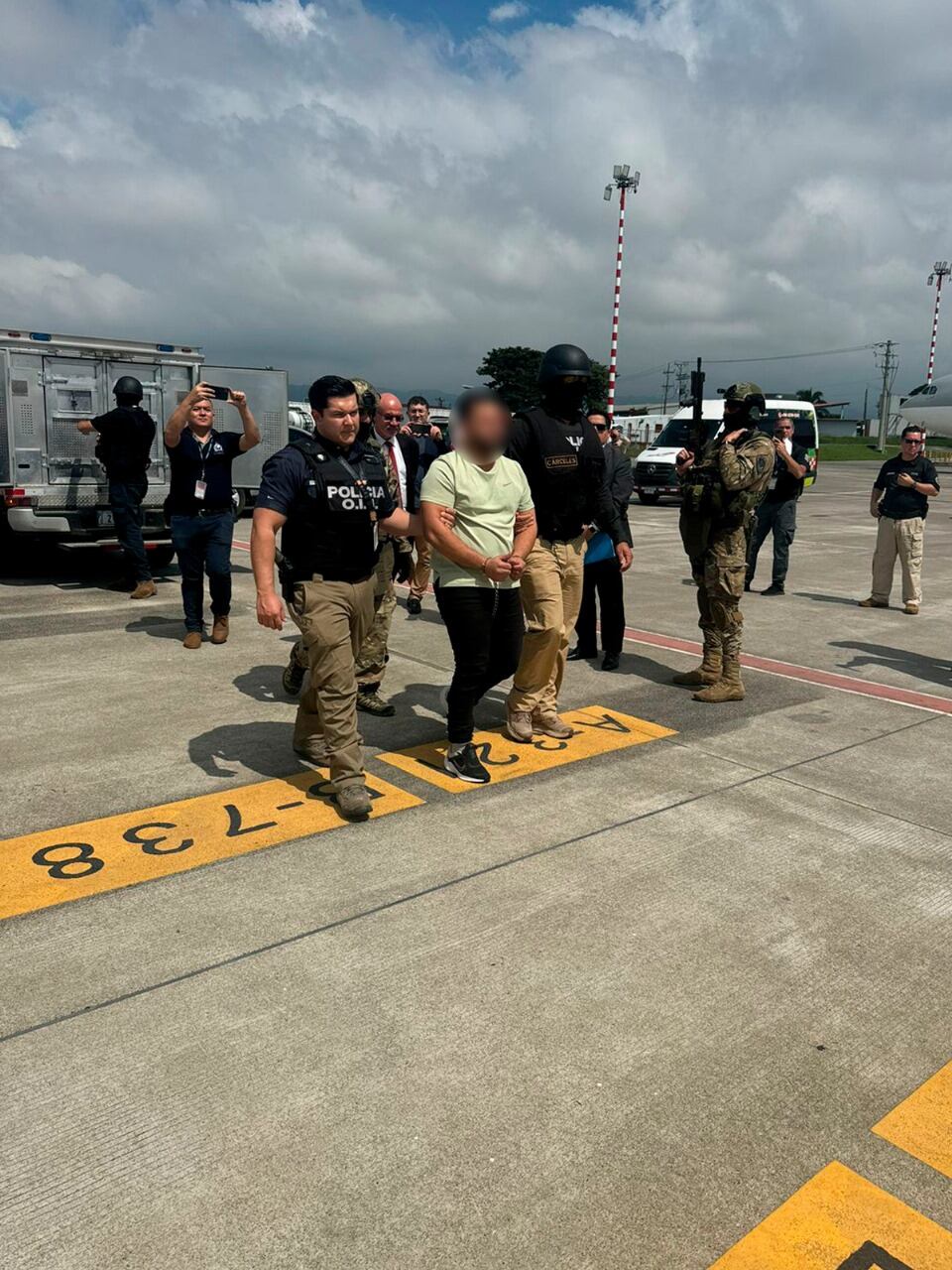 Un venezolano de apellidos Villegas Rodríguez, de 41 años, salió de Costa Rica esposado y custodiado por autoridades chilenas que lo buscaban por el espantoso homicidio del exmilitar Ronald Ojeda Moreno. Foto: OIJ
