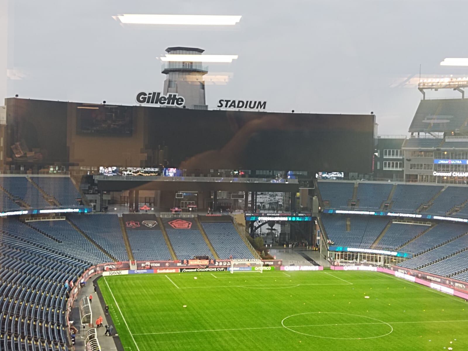 El Gillette Stadium en Boston tuvo un problema eléctrico antes de empezar el partido entre Alajuelense y el New England Revolution por Concacaf. Foto: Eduardo Vega