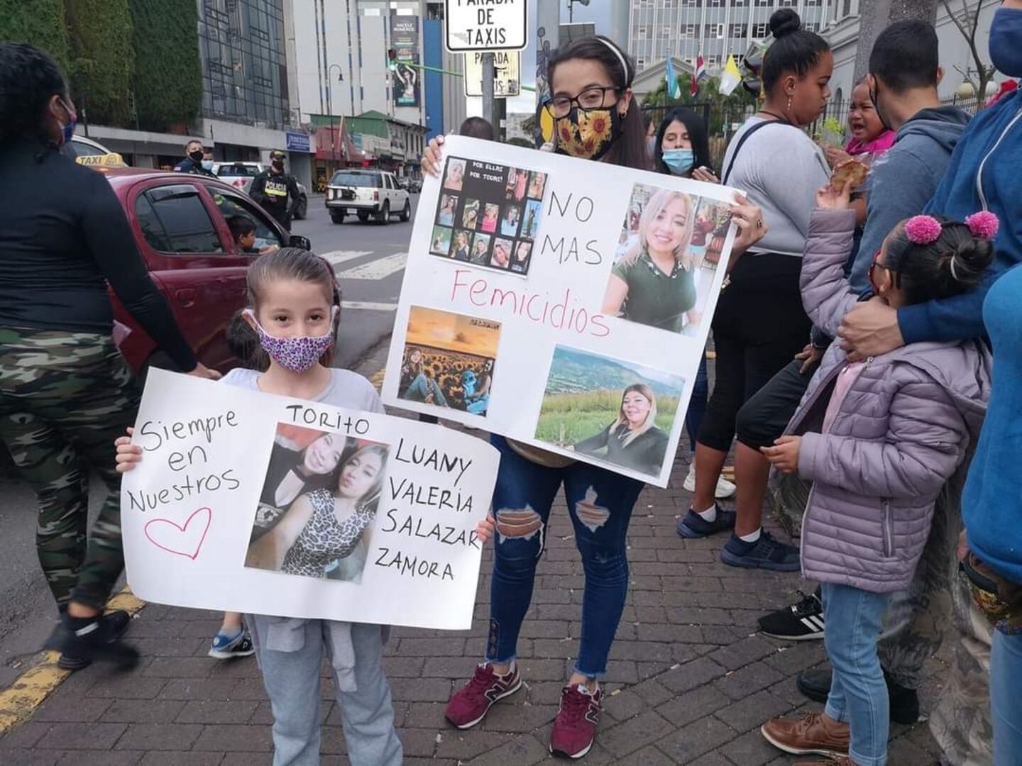 Mujeres se manifiestan y exigen un alto a la ola de femicidios y ...