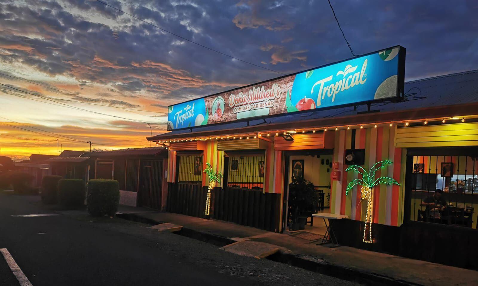 En San Joaquín de Flores, Heredia, hay un plato que está causando sensación y dejando a todo el mundo con la boca abierta. Se trata del Chifriraice, una delicia nacida en Comidas Caribeñas Doña Mildred’s, el restaurante de Mildred Ivonne Blackwood Belgrave y su familia.
