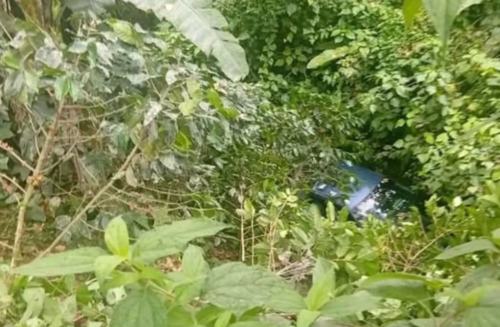 En apariencia, tres personas viajaban en el carro accidentado. Foto Redes.