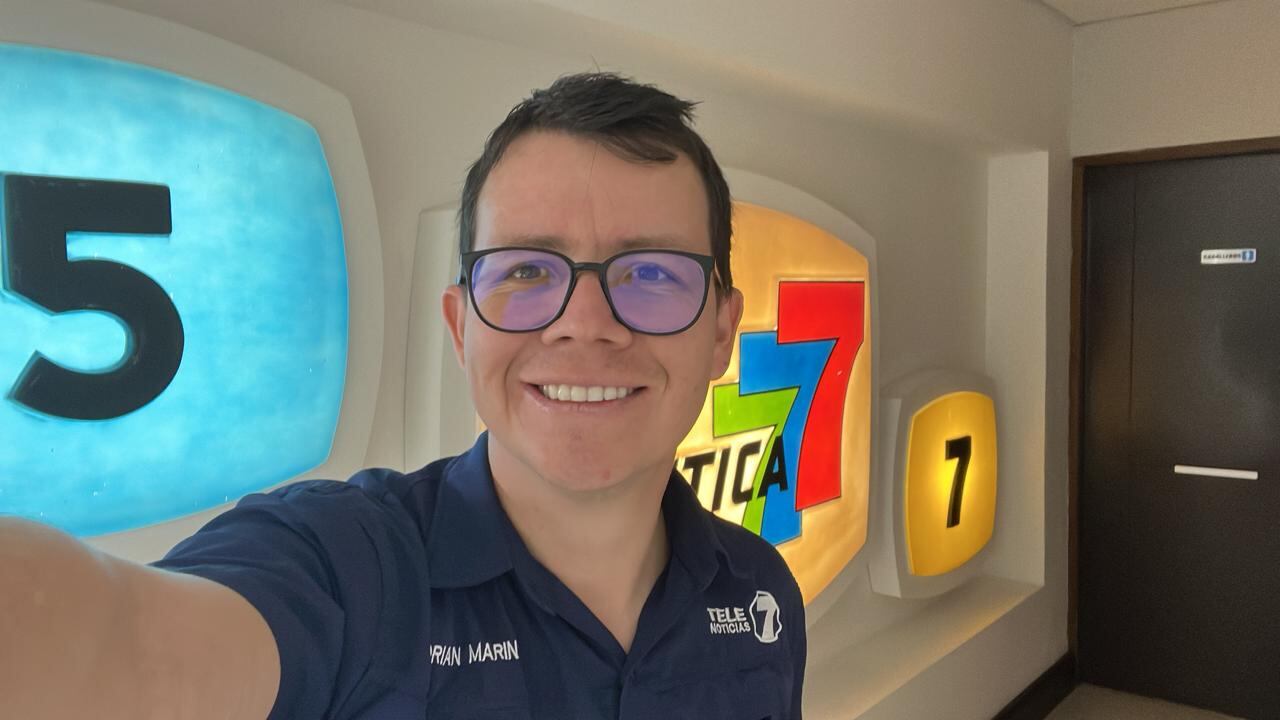 Adrián Marín, periodista de Telenoticias de canal 7.