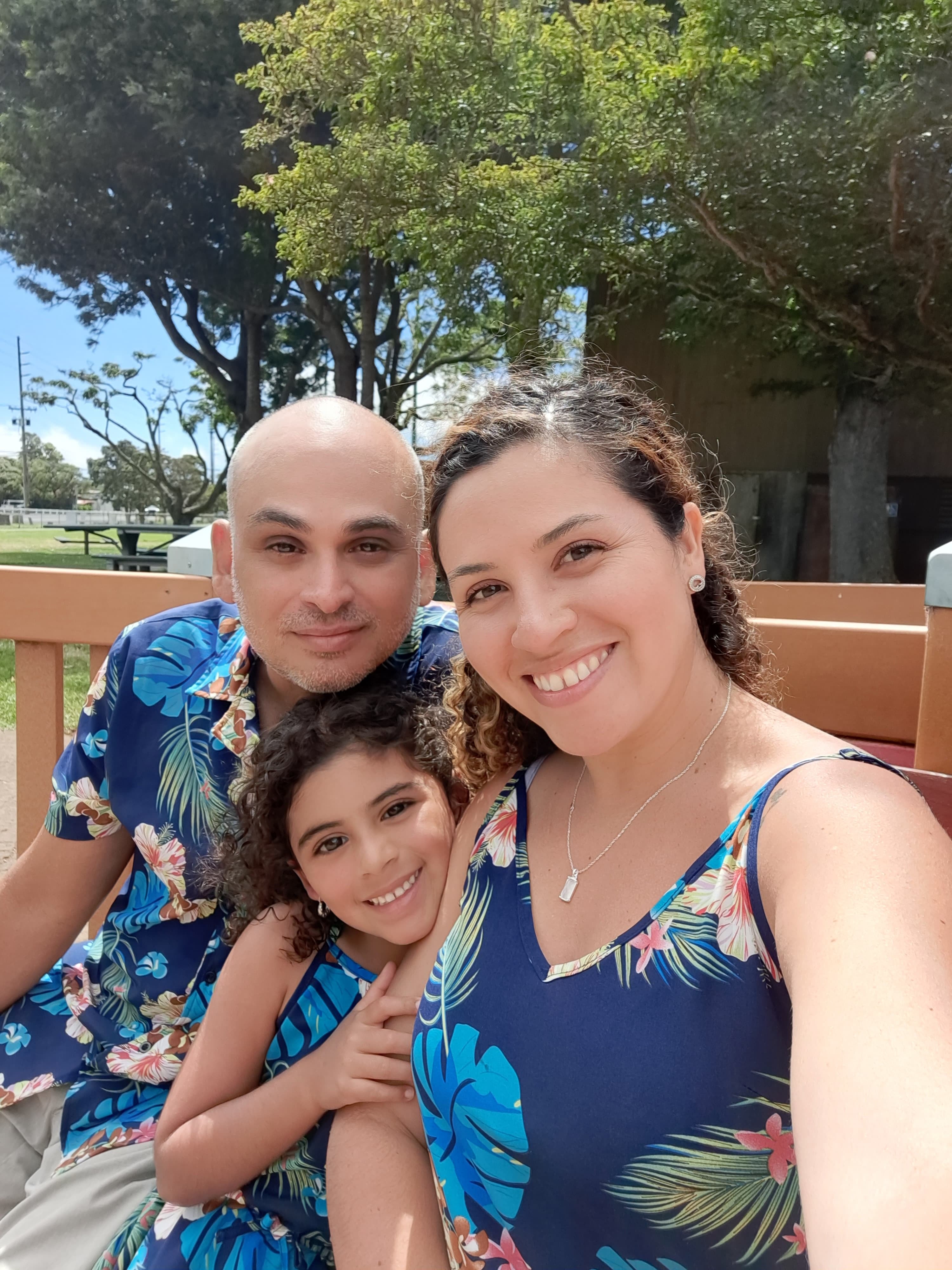 Laura Arce Bokán es una tica de Guápiles que viajó a Estados Unidos, allí se nacionalizó, se casó y como toda la vida ha cantado, ahora hasta canta el himno de ese país en actividades. Está casada con el también guapileño, Jean Paul Salazar y tienen una hija llamada Galilea