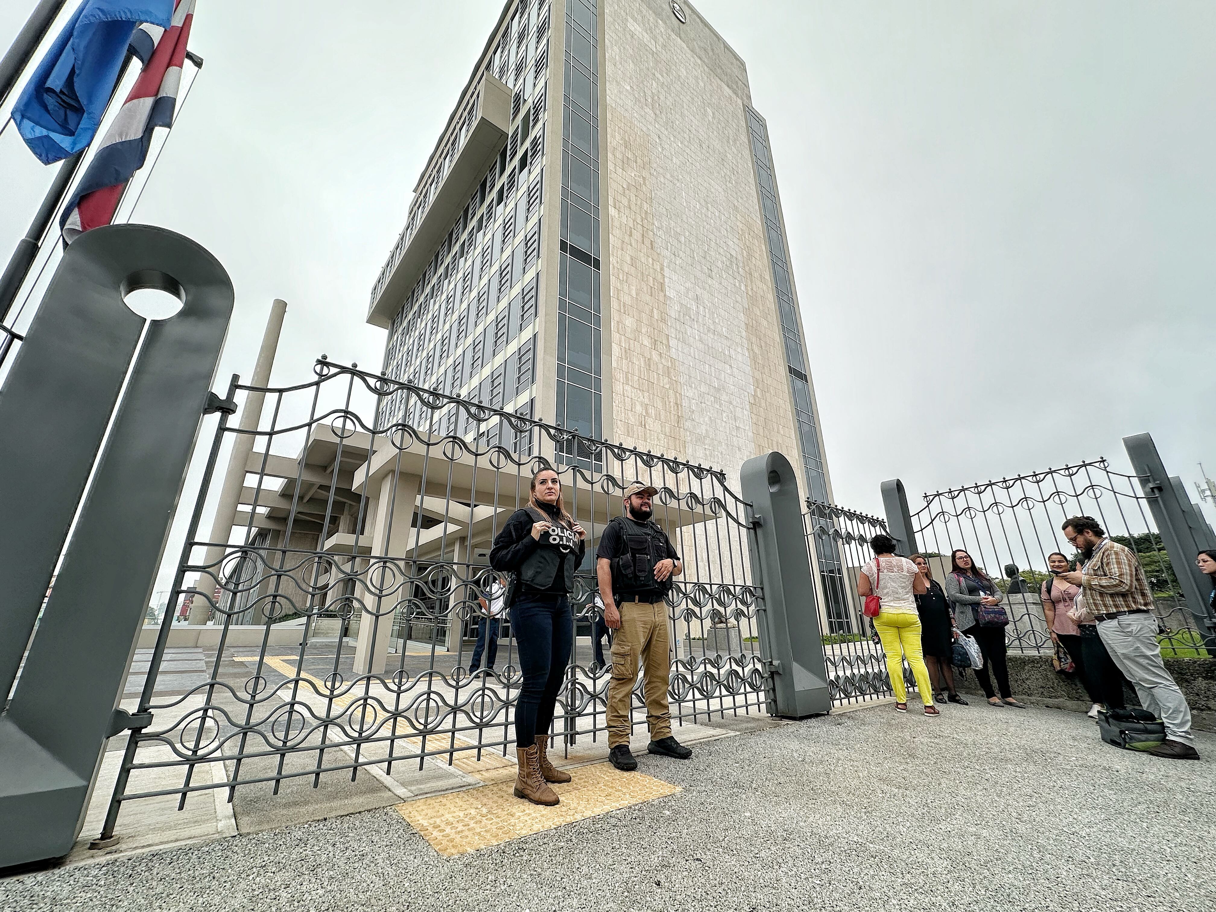 23/04/2024/ Allanamiento oficina CCSS / Foto John Durán