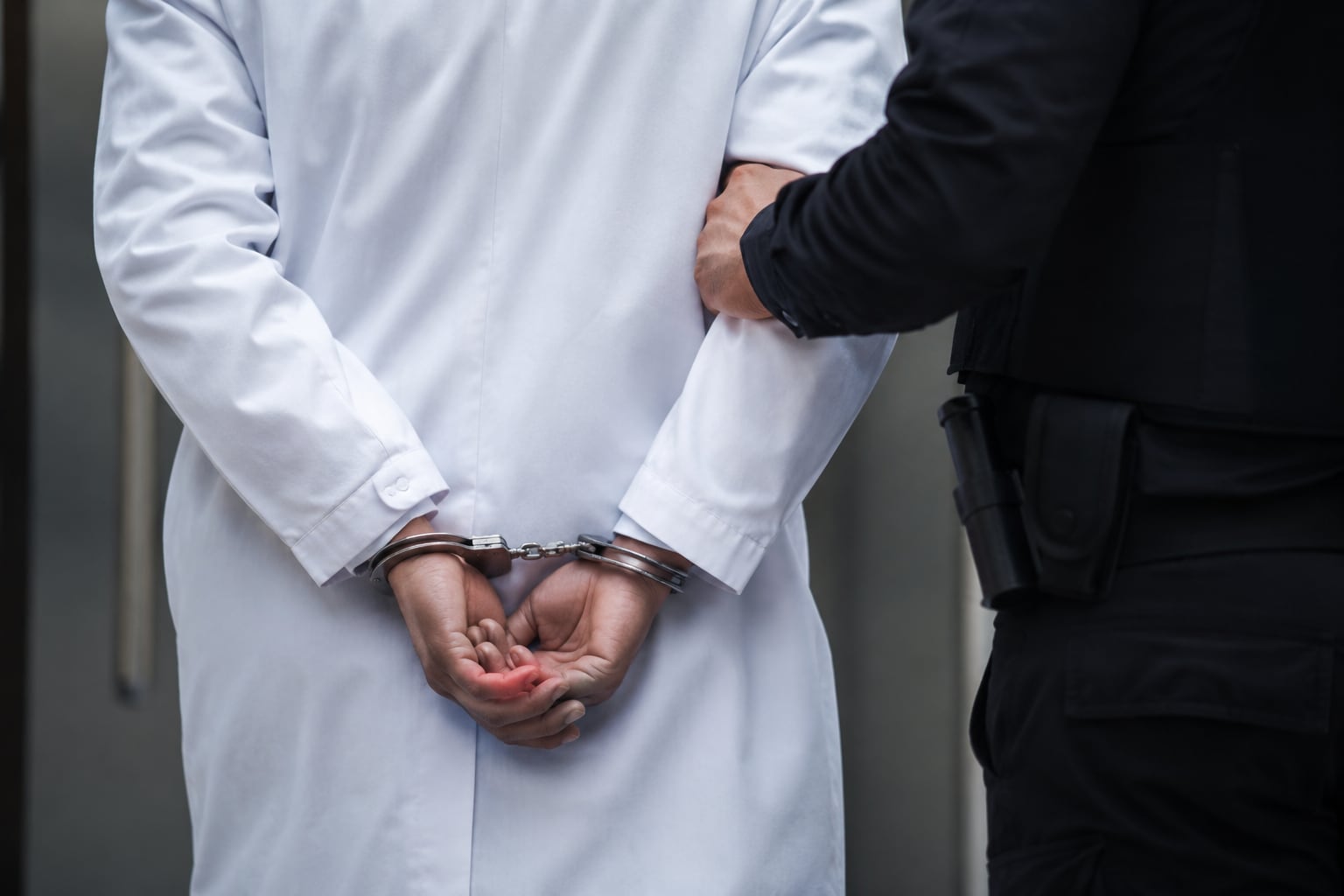 Doctor detenido. Foto: Realizada con IA/fines ilustrativos
