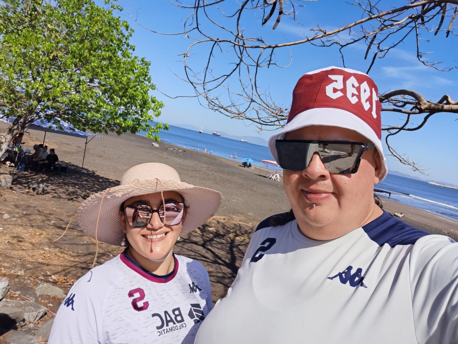 Aficionados del Saprissa se organizan para acompañar al equipo fuera del Ricardo Saprissa. Cortesía.