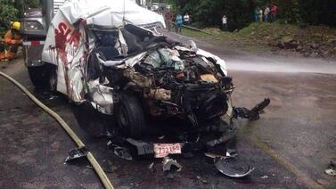 Milagro cubierto de pintura: Conductor sobrevivió tras quedar aplastado entre dos tráileres