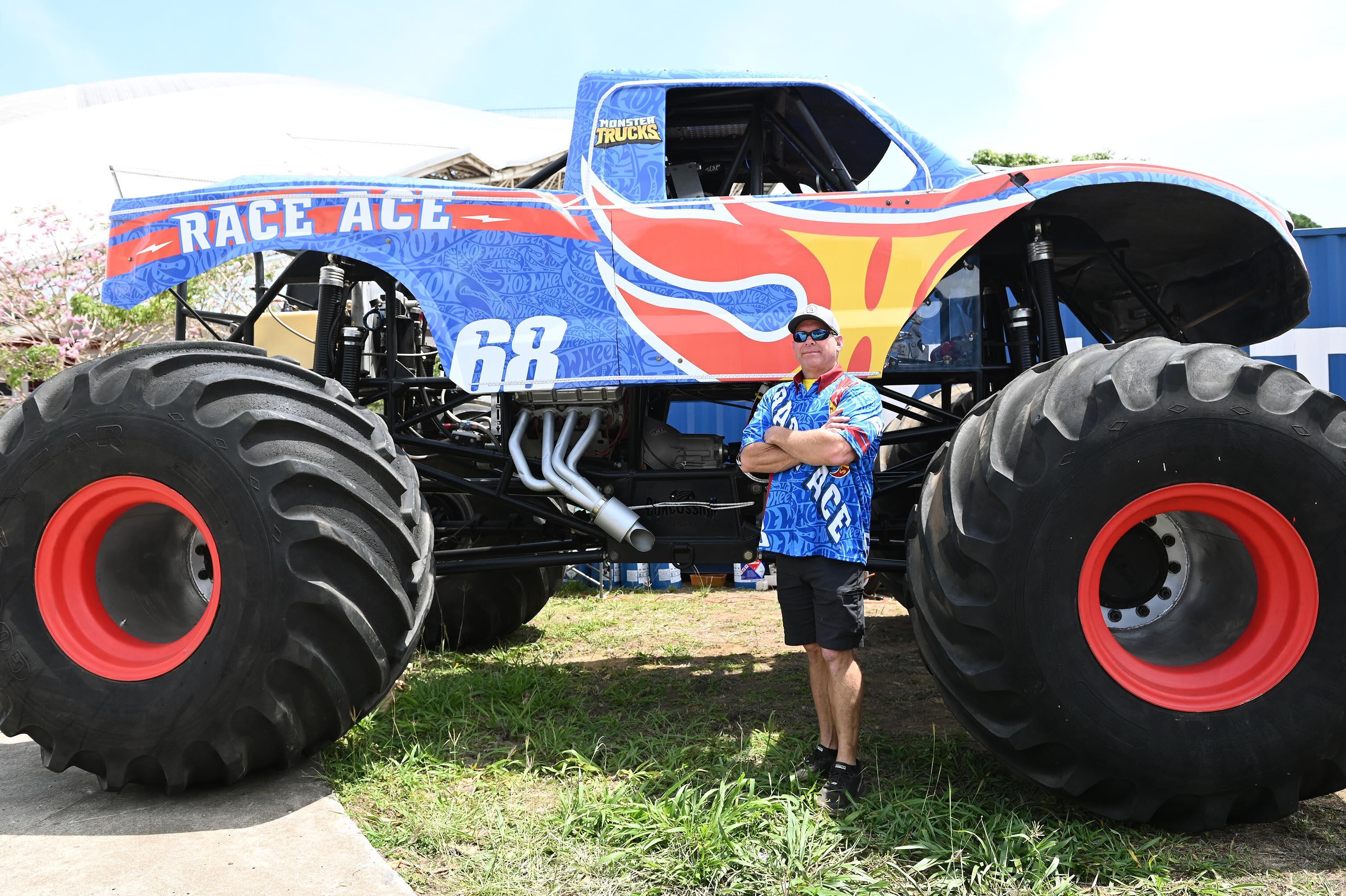 25 de abril del 2025. Estadio Nacional, La Sabana. 10:00 hrs. Preparativos para el show HotWheels Monster Trucks Glow and Fire en la gramilla del Estadio Nacional. Maquinaria pesada realiza movimientos de tierra creando las rampas que los pilotos de monster trucks usarán durante los diferentes shows que ofreceran los días viernes, sábado y domingo de abril. En la foto: Algunos pilotos fueron entrevistados y se documentaron detalles de los vehículos y de los trabajos que realiza la maquinaria pesada. El Danny CR posa para la foto. Foto: Albert Marín. para la Teja.