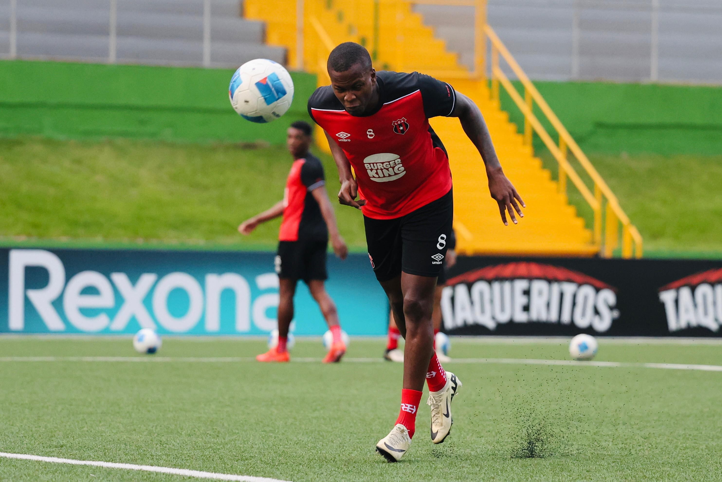 Larry Angulo le dio el visto bueno a la cancha del Comunicaciones adonde jugará Alajuelense. Foto: Prensa LDA