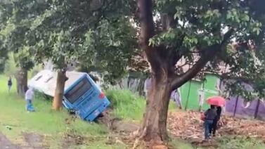 ¡Alerta! Bus sufrió aparatoso accidente en la autopista Florencio del Castillo