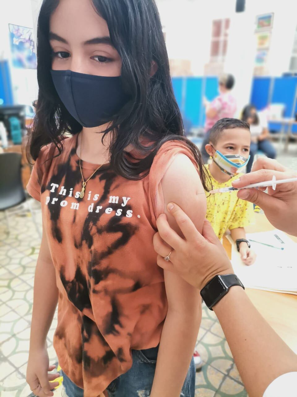 Kristhel Araya Tardensilla pasó la mañana de su cumpleaños, este 25 de octubre, en un puro corre y corre, para poderse regalar la vacuna contra el covid-19, la cual se puso antitos del medio día en el Hospital de Niños