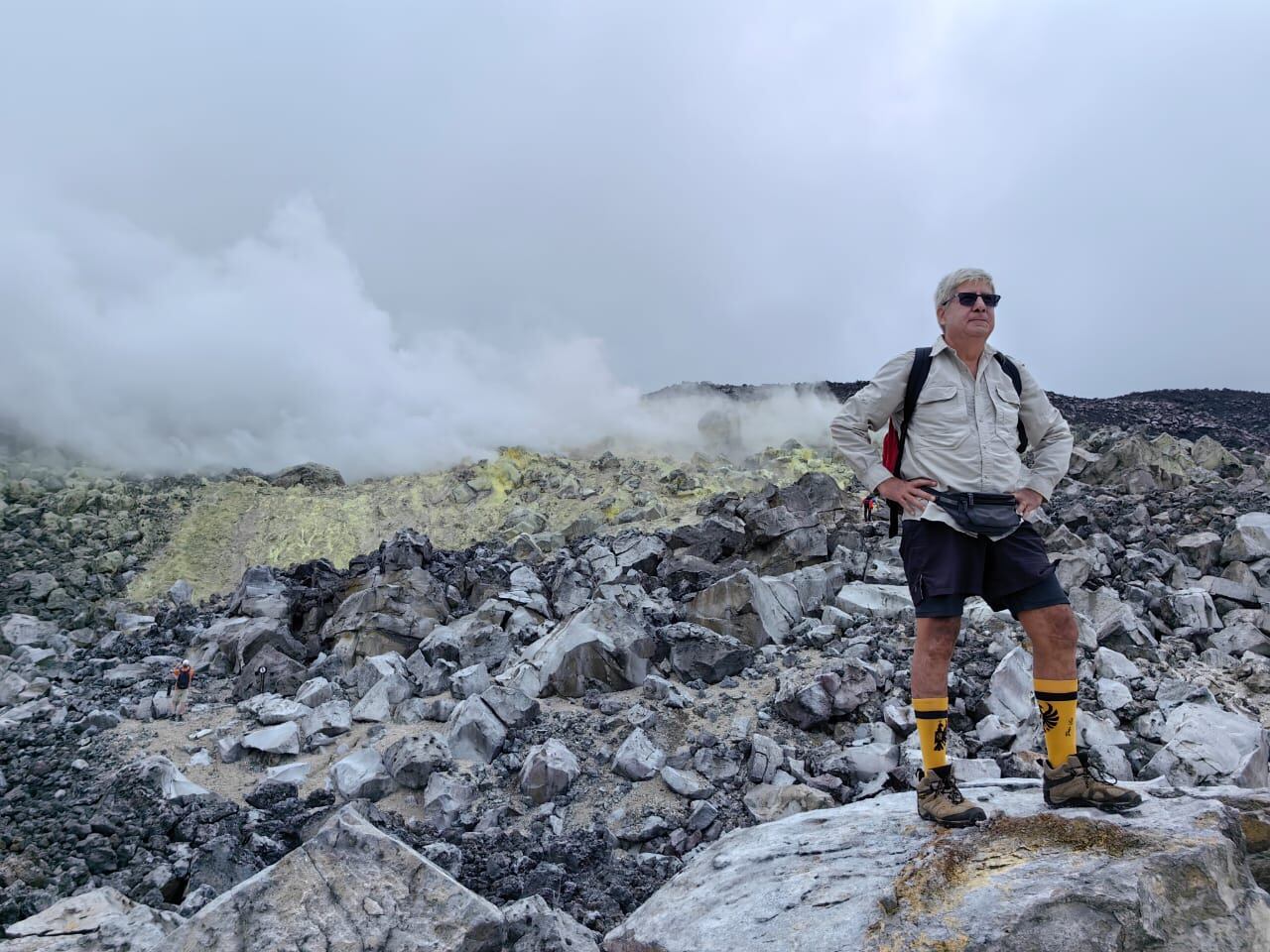 doctor y profesor Guillermo Alvarado Induni, quien le ha dedicado su vida al tema vulcanológico y no solo de Costa Rica sino de Centroamérica, Argentina, Ecuador, República Dominicana y España. Ha publicado 11 libros y trabaja en la Comisión Nacional de Emergencias.