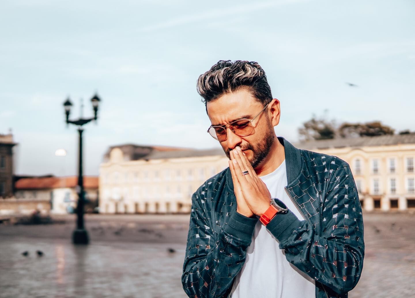 El cantante colombiano de música cristiana, Alex Campos, por primera vez saca una canción de adoración que se llama Te amo y que canda a dúo con el grupo guatemalteco Miel San Marcos