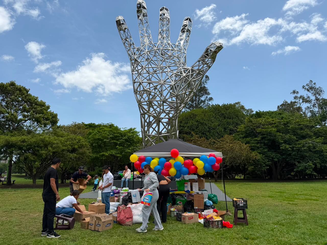 Venezolanos residentes en Costa Rica entregaron alimentos y ropa en el centro de acopio instalado en La Sabana.