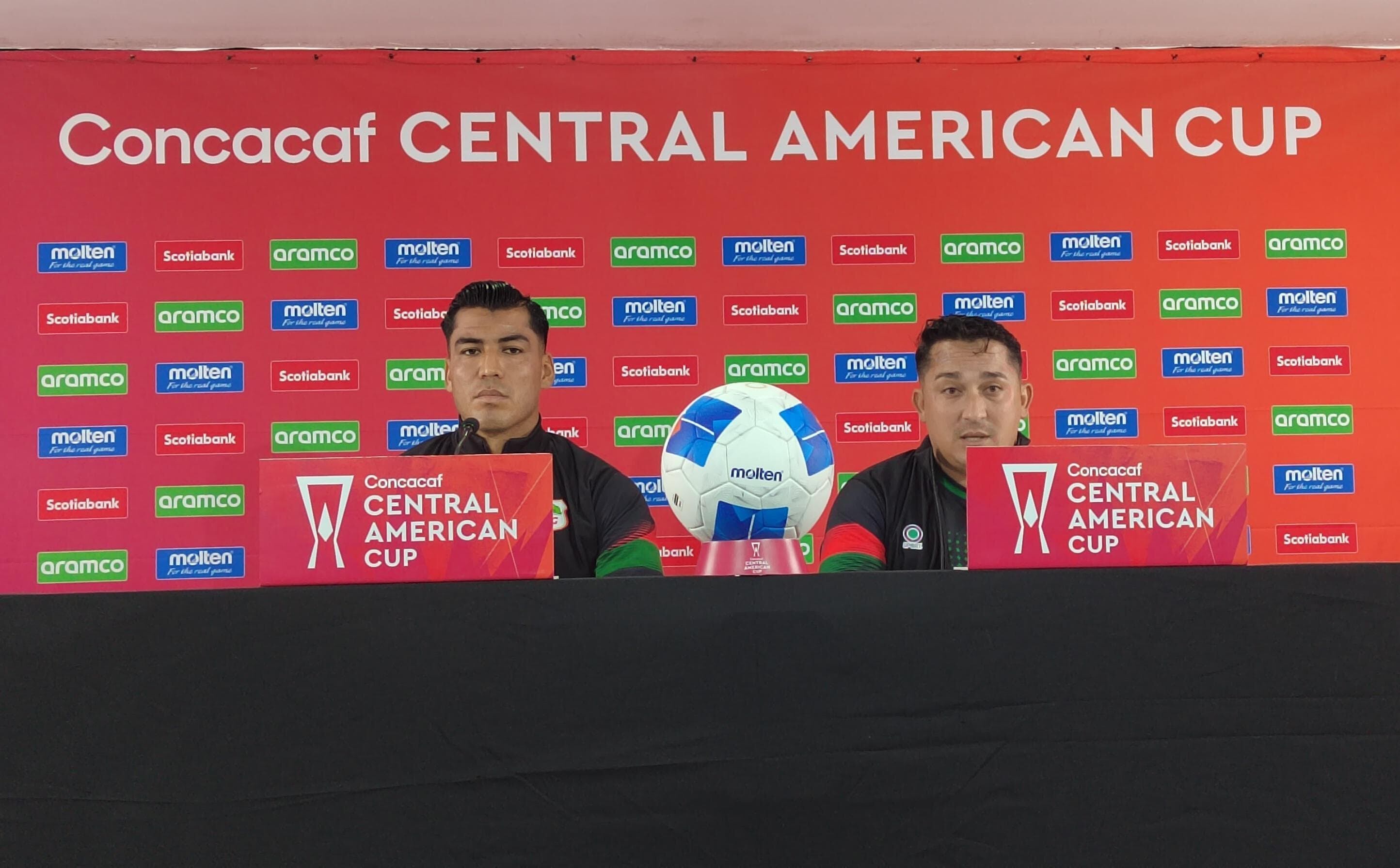 Yosimar Arias estuvo acompañado por el portero Antonny Monreal en la conferencia de prensa previo al juego ante Saprissa. Foto: Prensa ADG.