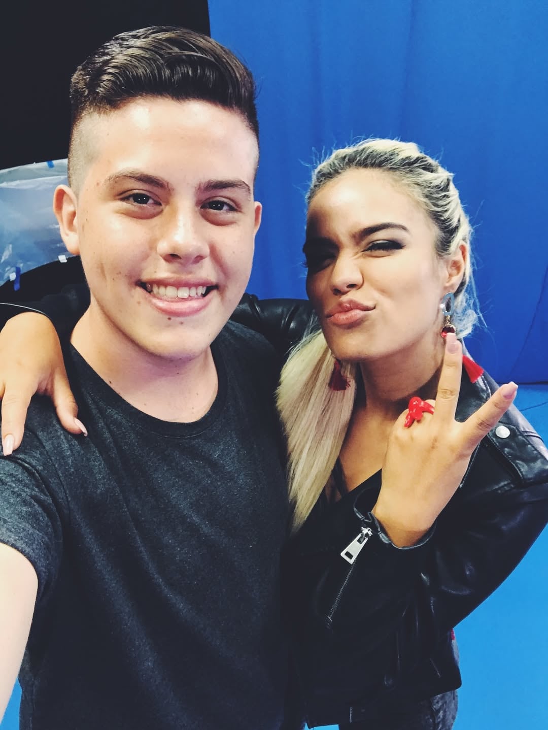 Youtuber José González junto a Karol G en los premios Grammy 2026.