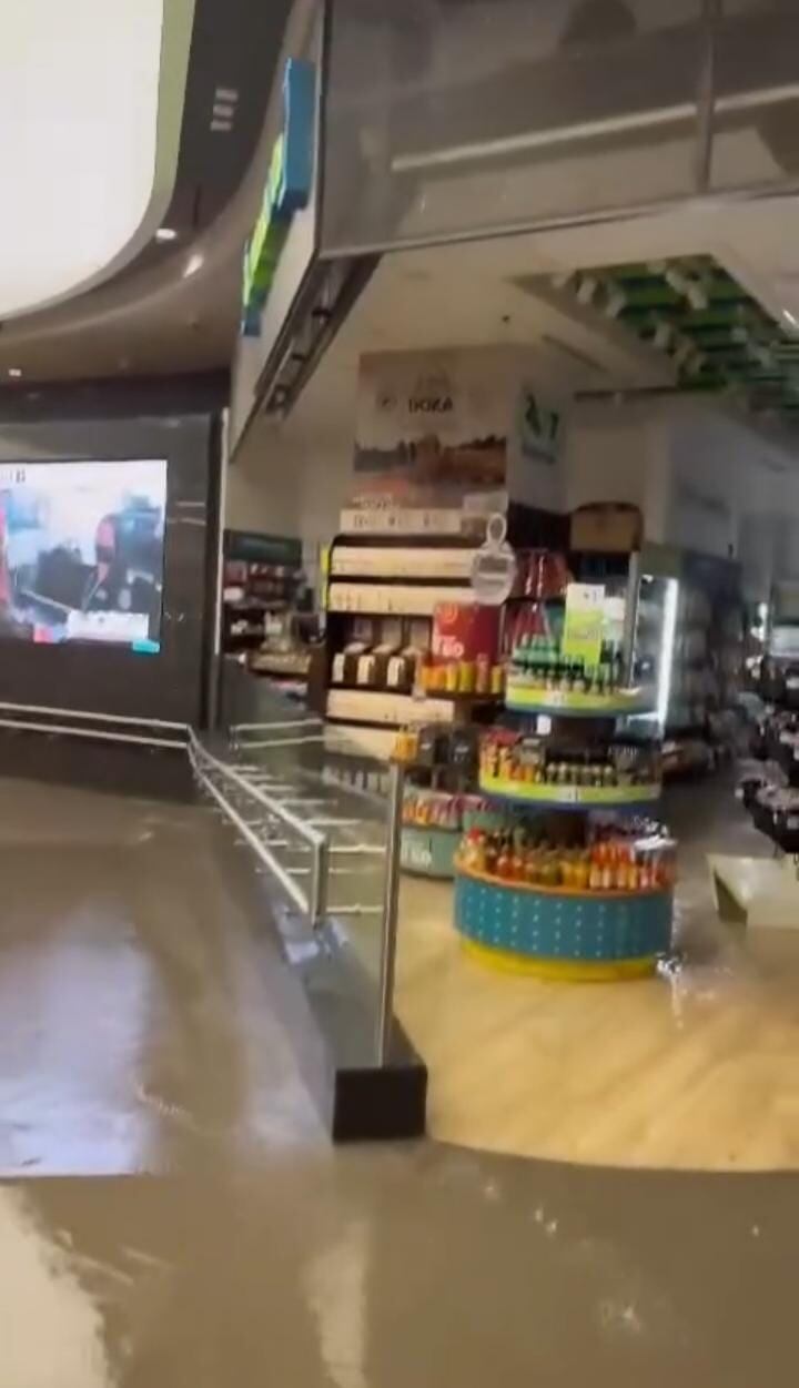 Una de las tiendas del aeropuerto internacional quedó pasada por agua este jueves.