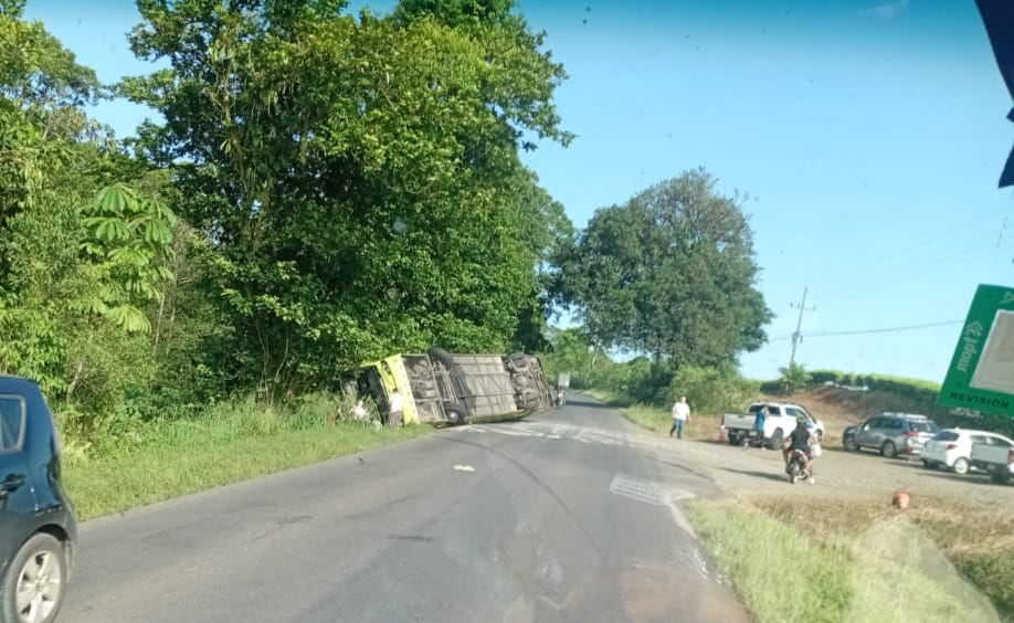 Bus volcado en Sarapiquí. Cortesía: para La Teja