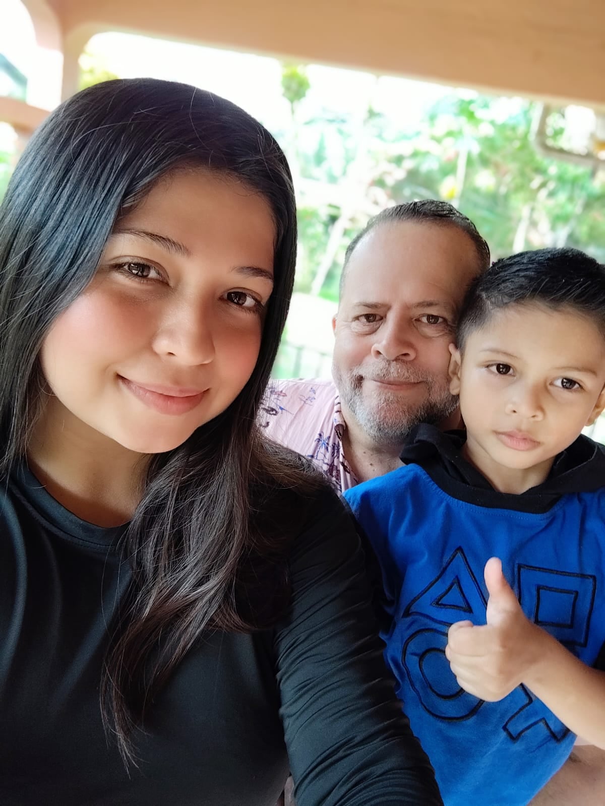 Vanessa Chacón camina por comunidades de San Carlos vendiendo prestiños y churros para ahorrar y entrar a la universidad. Su meta es convertirse en una maestra que les regale sonrisas y confianza a los niños. En la foto con su esposo, Greivin Rodríguez y su hijo, Ángel Samuel de 6 años.