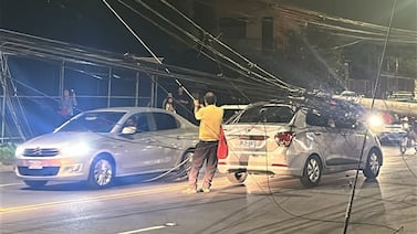 Poste cae, afecta tres vehículos y provoca caos vial en Curridabat