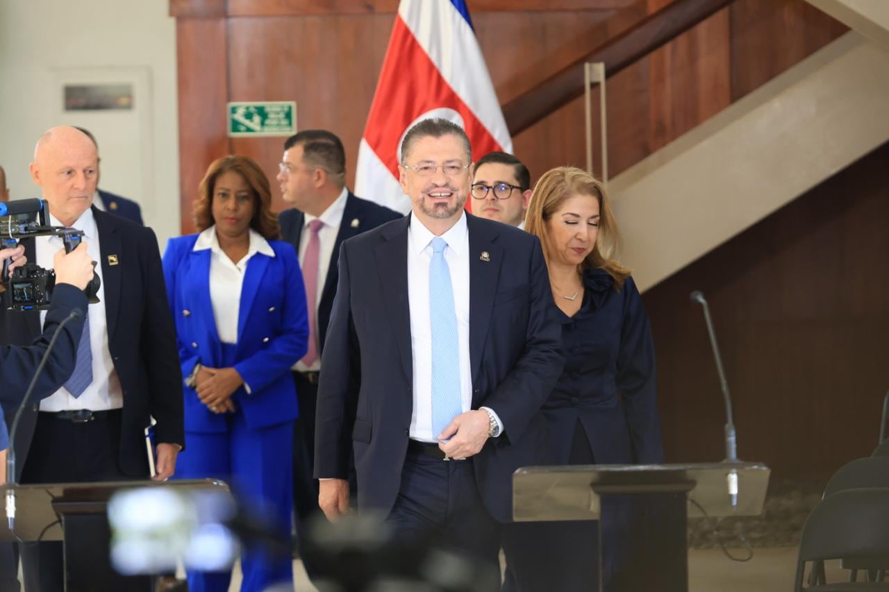 Renuncia de ministros del gabinete de Rodrigo Chaves