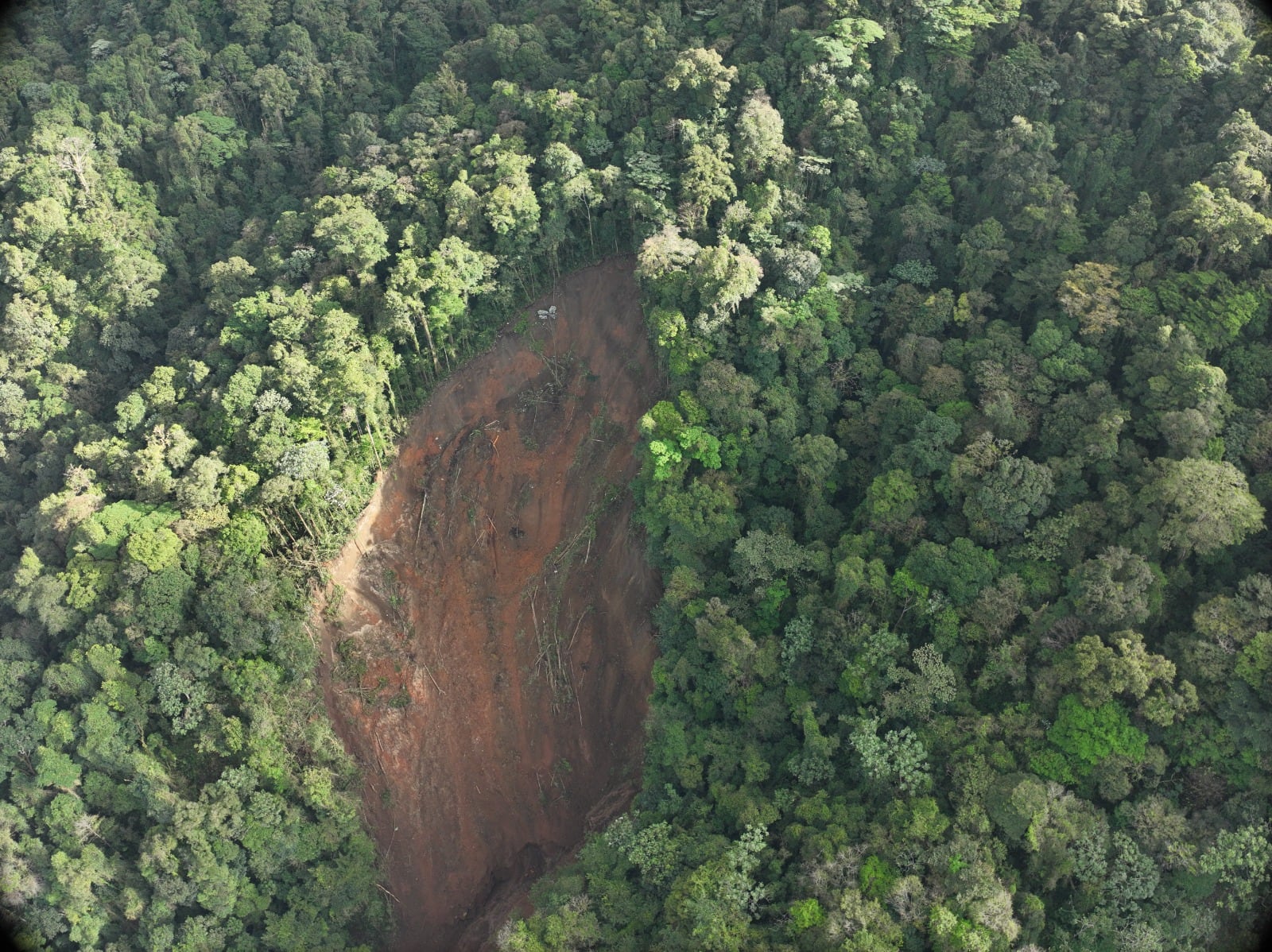 Un dron sobrevolado por la CNE captó este jueves el punto de la montaña de donde cayó el material al río Piedras Negras, lo que generó varias avalanchas. Foto: CNE.