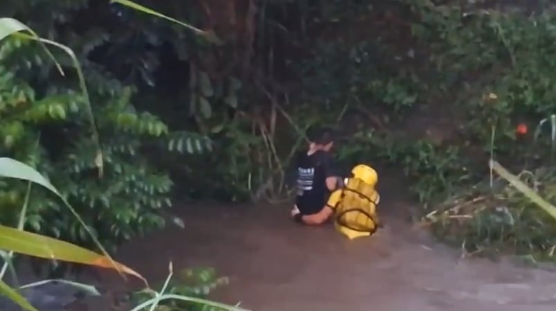 Un hombre casi muere ahogado este sábado luego de ser arrastrado por la corriente de una quebrada, en las inmediaciones del Colegio Seminario, en plaza Víquez de San José.