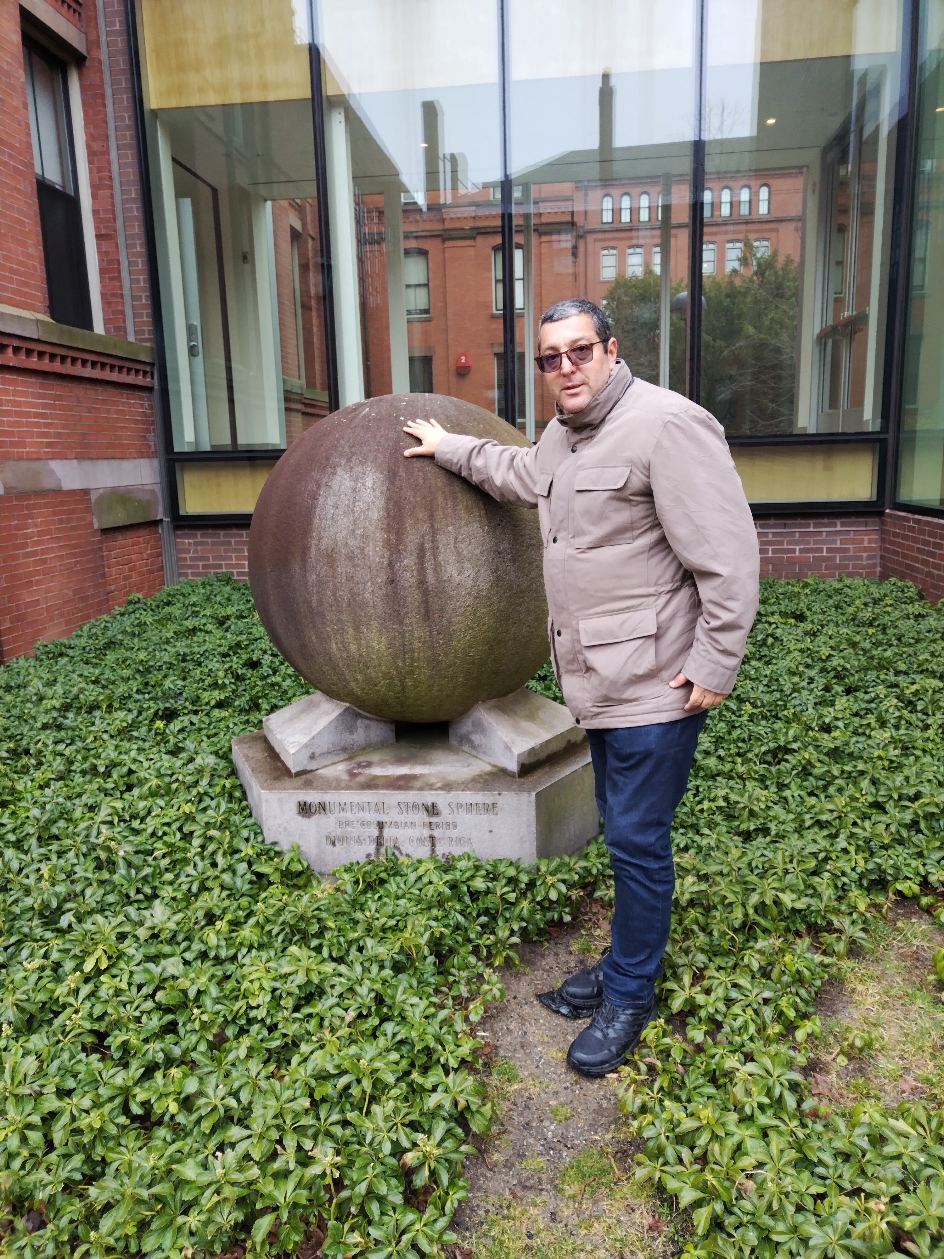 En uno de los jardines de la universidad de Harvard en Boston, Estados Unidos, junto al Peabody Museum of Archaeology and Ethnology, hay una esfera de piedra costarricense desde 1966. La Teja la visitó el martes 6 de marzo del 2024