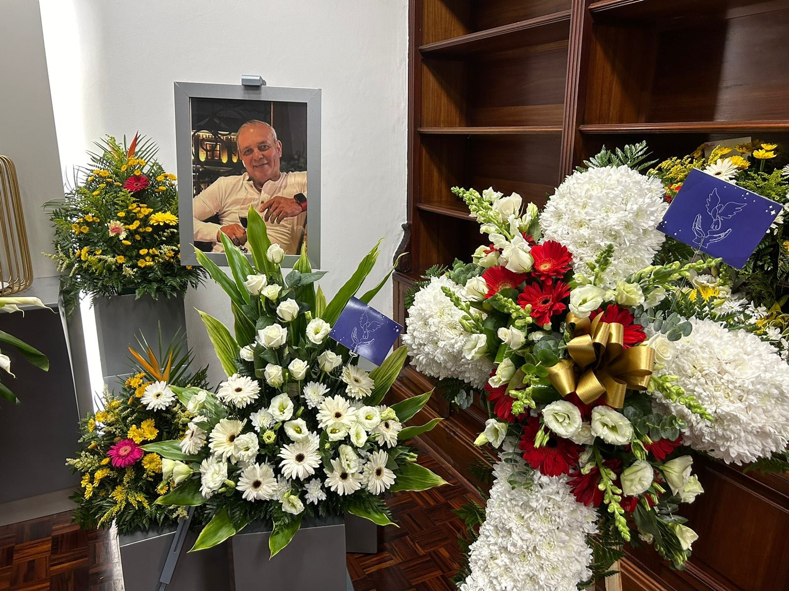 Familiares y amigos del mundo del fútbol llegaron al funeral del exárbitro Ramón Luis Méndez. Manuel Herrera.