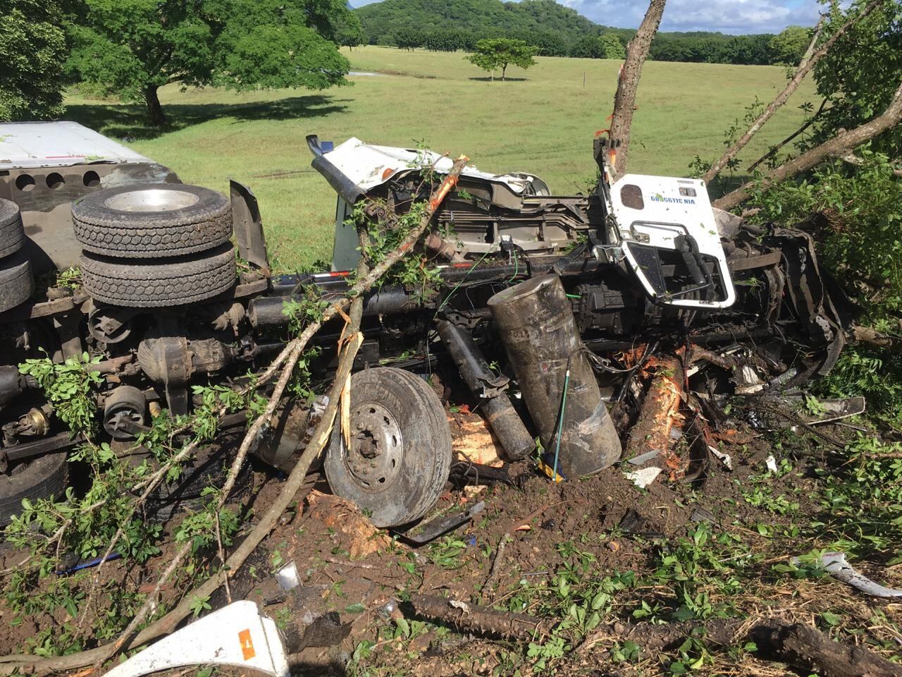 Choque entre traíler y cuatro vehículos deja dos personas fallecidas en Abangares. Foto cortesía.