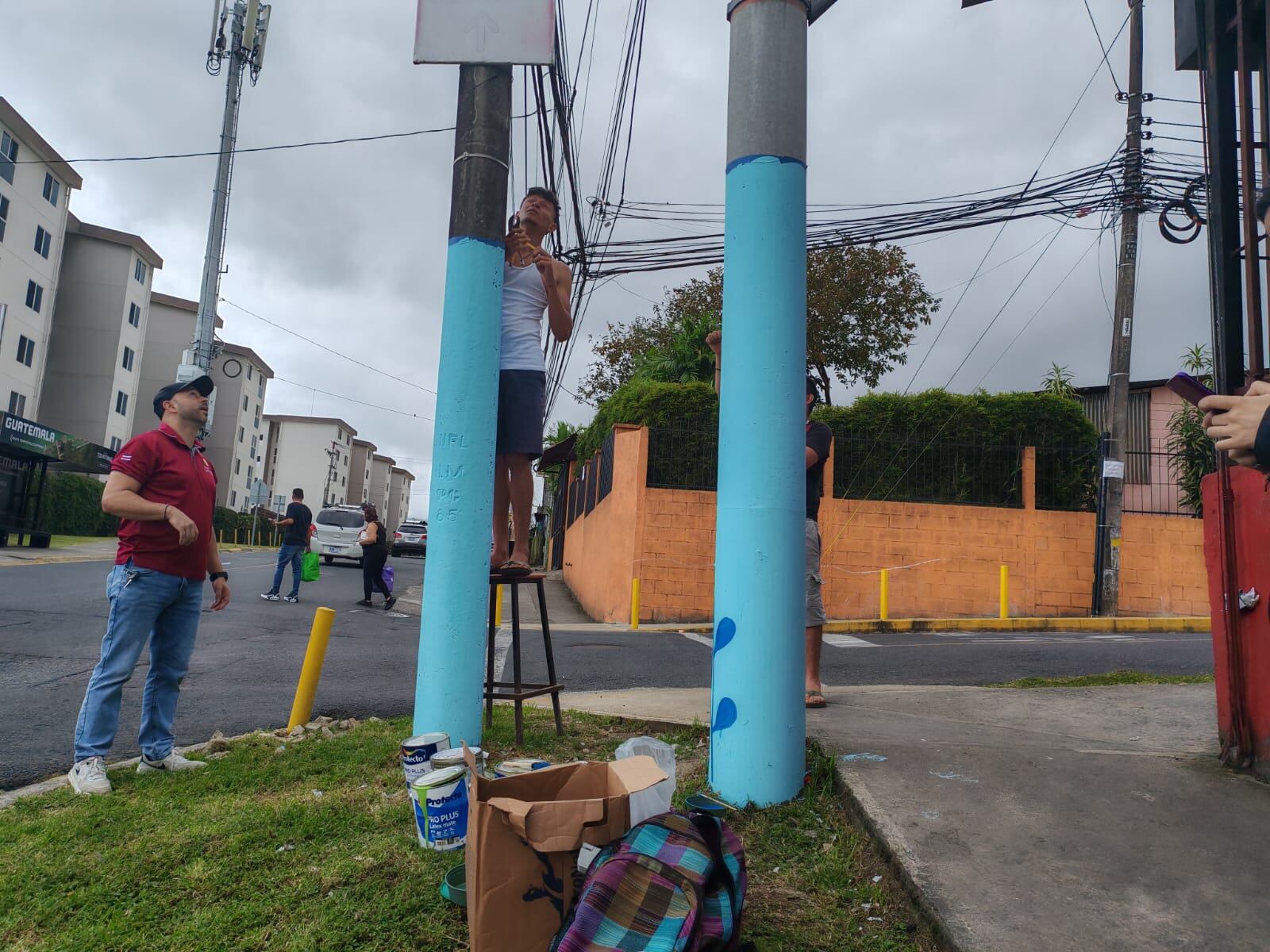 En el distrito de Granadilla del cantón de Curridabat, el 22 de febrero del 2025, comenzaron a pintar los postes de luz con el objetivo de luchar a pura brocha y pintura contra la delincuencia