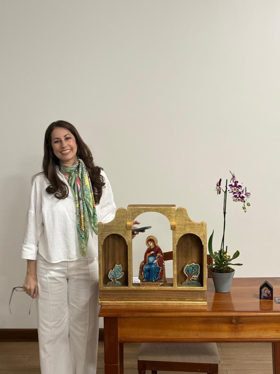 El papa León XIV bendecirá, el 15 de diciembre del 2025, un pesebre llamado Gaudium (Gozo) de la artista sacra costarricense Paula Sáenz el cual se exhibirá en el aula Paulo VI del Vaticano