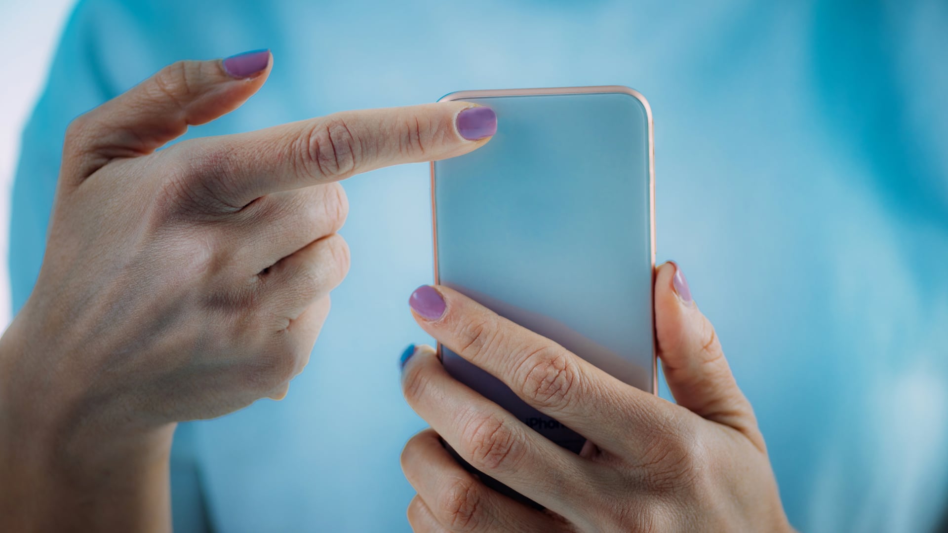 Relojes inteligentes y aplicaciones móviles permiten monitorear signos vitales como presión arterial, frecuencia cardíaca y calidad del sueño, pero la clave está en observar tendencias, no números aislados.