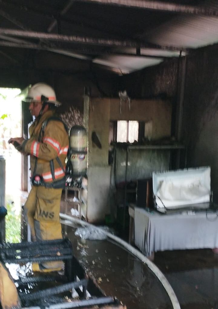 Una familia vecina de Dulce Nombre de Nicoya, Guanacaste tenía siete meses de estrenar una casa de bono, sin embargo la ilusión fue apagada por culpa de un incendio que les destruyó todo. Foto: Winny Duarte