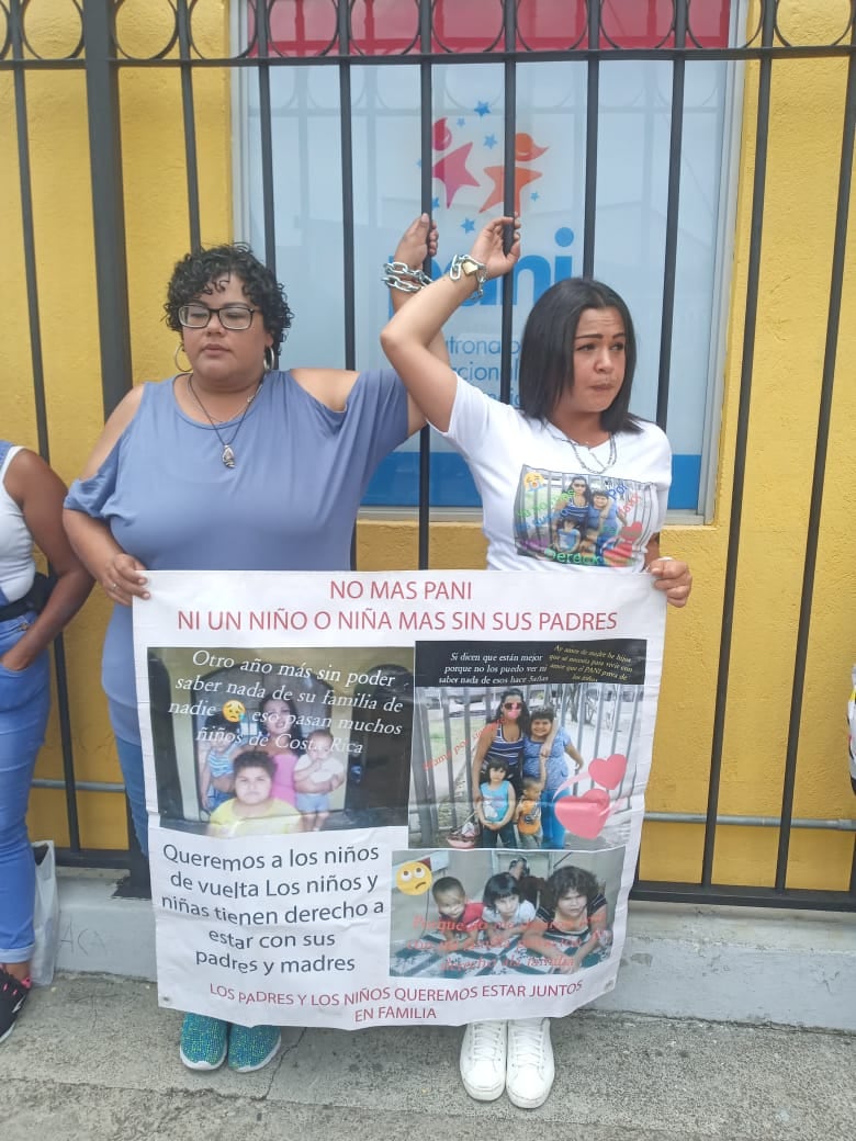 Más de nueve papás y dos abuelitos se han encadenado, en las últimas dos semanas, a los portones del edificio del Patronato Nacional de la Infancia (PANI) en barrio Luján, porque no pueden ver a sus hijos y nietos